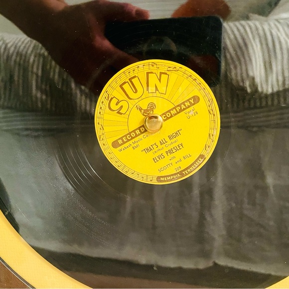 RARE! ELVIS PRESLEY 78 SUN Record Framed “That’s All Right” “Blue Moon Kentucky” - Picture 5 of 6